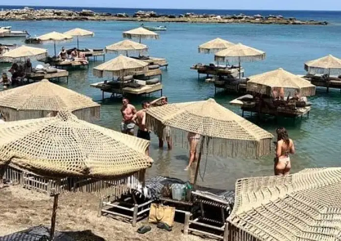 Ρόδος: Ξήλωσαν ομπρέλες ακόμα και μέσα από τη θάλασσα σε παραλίες – Κλιμάκια κάνουν εφόδους παντού, όλα τα πρόστιμα