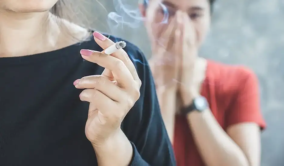 Το παθητικό κάπνισμα συνδέεται με την εμφάνιση κολπικής μαρμαρυγής
