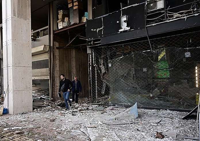 Εντοπίστηκε μεγάλη ποσότητα εκρηκτικής ύλης μετά την έκρηξη σε κτίριο που στεγάζονται γραφεία στον Πειραιά