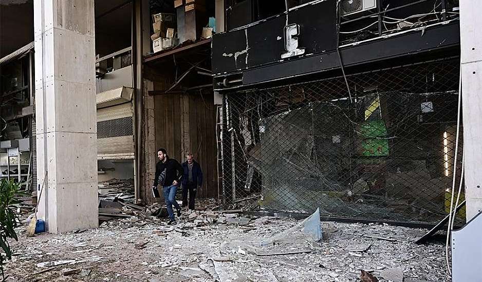 Εντοπίστηκε μεγάλη ποσότητα εκρηκτικής ύλης μετά την έκρηξη σε κτίριο που στεγάζονται γραφεία στον Πειραιά