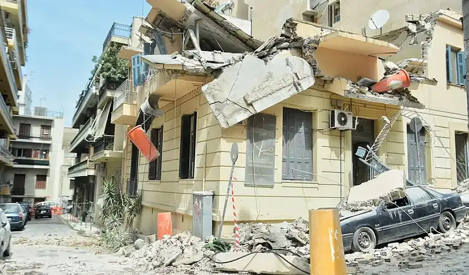 Κατάρρευση κτιρίου στο Πασαλιμάνι: «Όλοι οι εργάτες ήταν ανασφάλιστοι – Δεν υπήρχε κανένα μέτρο προστασίας»