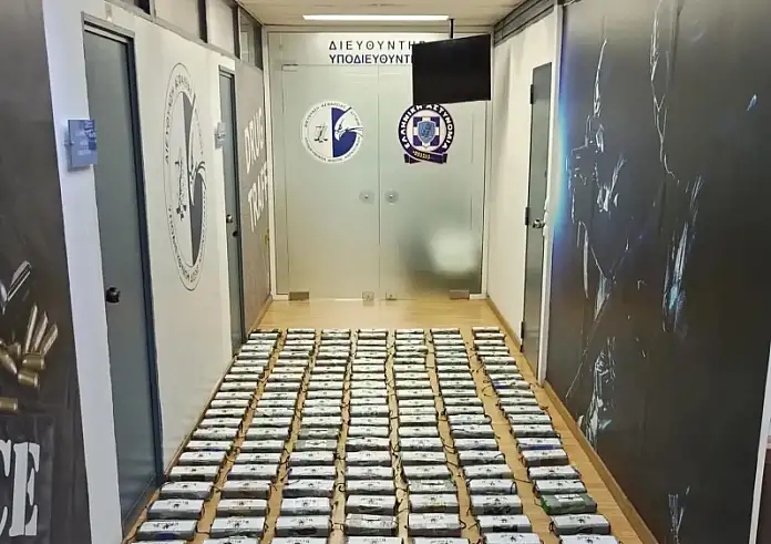 Πειραιάς: Πώς εξαρθρώθηκε η διεθνής σπείρα που μετέφερε 210 κιλά κοκαΐνης.  Ο εγκέφαλος, οι «μπράβοι» και τα πακέτα «Sparta»