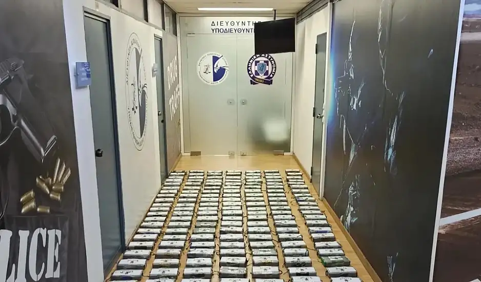 Πειραιάς: Πώς εξαρθρώθηκε η διεθνής σπείρα που μετέφερε 210 κιλά κοκαΐνης.  Ο εγκέφαλος, οι «μπράβοι» και τα πακέτα «Sparta»