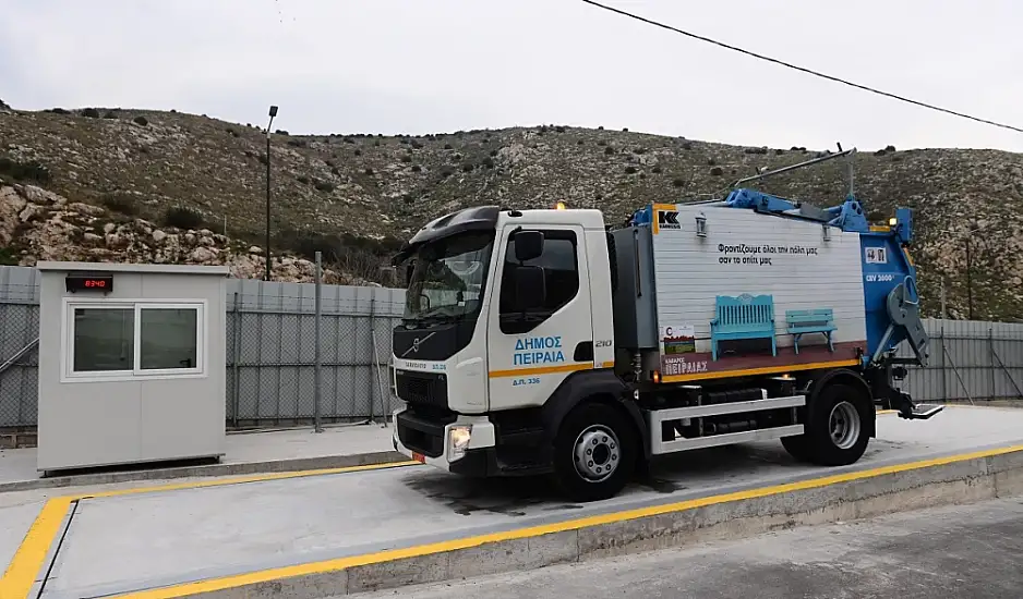 Πέραμα: Οδηγός κατηγορείται ότι βίασε συνάδελφό του σε απορριμματοφόρο του Δήμου Πειραιά