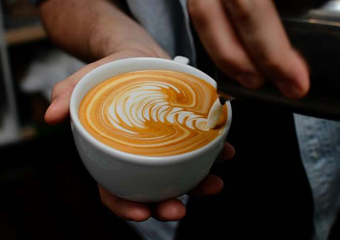 Flat white αλά Google Doodle: Πώς φτιάχνεται τελικά αυτός ο καφές - Δείτε το βίντεο
