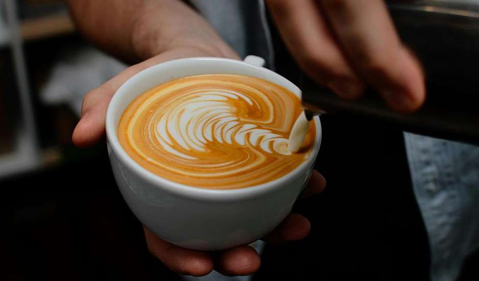 Flat white αλά Google Doodle: Πώς φτιάχνεται τελικά αυτός ο καφές - Δείτε το βίντεο