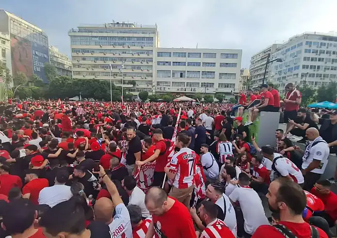 Ολυμπιακός – Φιορεντίνα: Βουλιάζει ο Πειραιάς από χιλιάδες ερυθρόλευκους οπαδούς για τον τελικό του Conference League