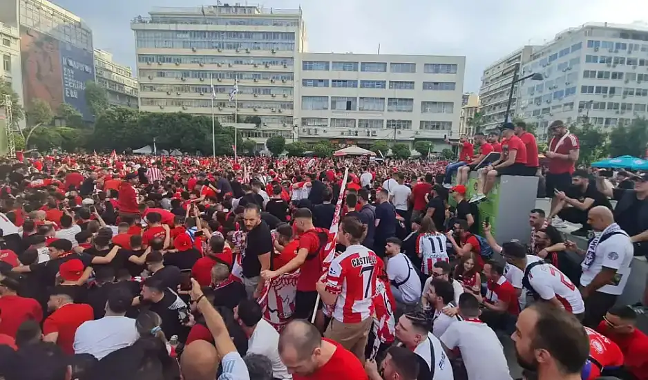 Ολυμπιακός – Φιορεντίνα: Βουλιάζει ο Πειραιάς από χιλιάδες ερυθρόλευκους οπαδούς για τον τελικό του Conference League