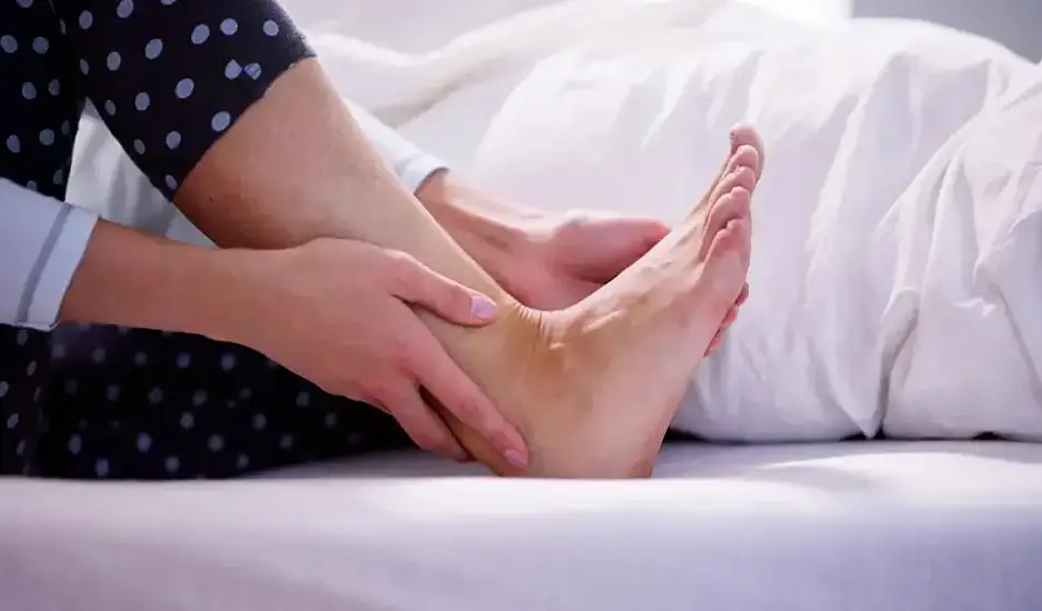 Πού οφείλεται ο πόνος στα πόδια όταν ξυπνάτε το πρωί