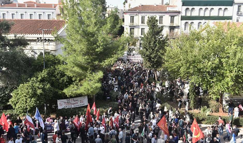 Κορυφώνονται οι εκδηλώσεις για την επέτειο του Πολυτεχνείου – Έκλεισαν η Πατησίων και σταθμοί του μετρό ενόψει της πορείας