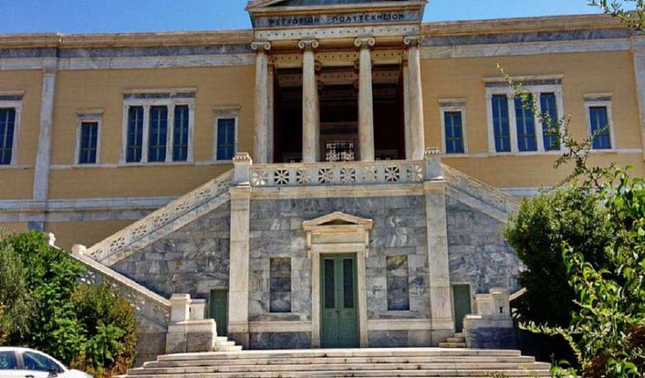 Λήξη συναγερμού για την ύποπτη τσάντα στη Στουρνάρη – Έγινε ελεγχόμενη έκρηξη