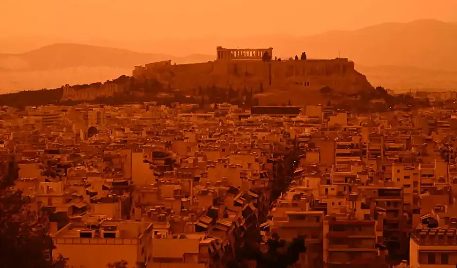 Η αφρικανική σκόνη έβαψε πορτοκαλί όλη τη χώρα – Εικόνες αποκάλυψης και περιορισμένη ορατότητα
