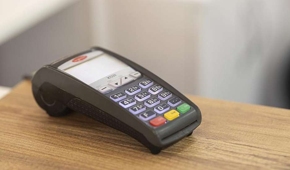 Τέλος χρόνου για την ενεργοποίηση των POS - Από αύριο πληρωμές σε ταξί, περίπτερα, λαϊκές αγορές