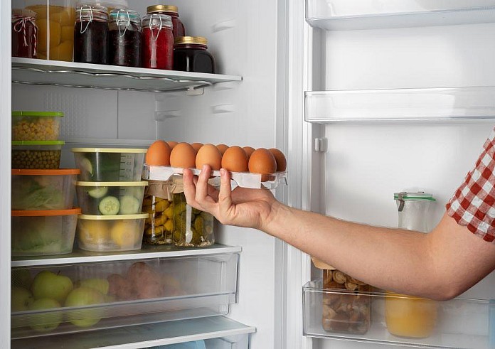 Ψυγείο: Διώξτε εύκολα τις μυρωδιές και τη μούχλα με υλικά που θα βρείτε στο σπίτι σας