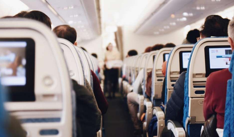 Το ρούχο που πρέπει να αποφεύγετε οπωσδήποτε στις πτήσεις σας, σύμφωνα με μία αεροσυνοδό