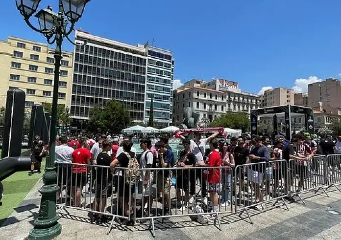 Europa Conference League: Οπαδοί Ολυμπιακού και Φιορεντίνα σε πλατεία Κοτζιά και Μοναστηράκι – Αντίστροφη μέτρηση για τον τελικό