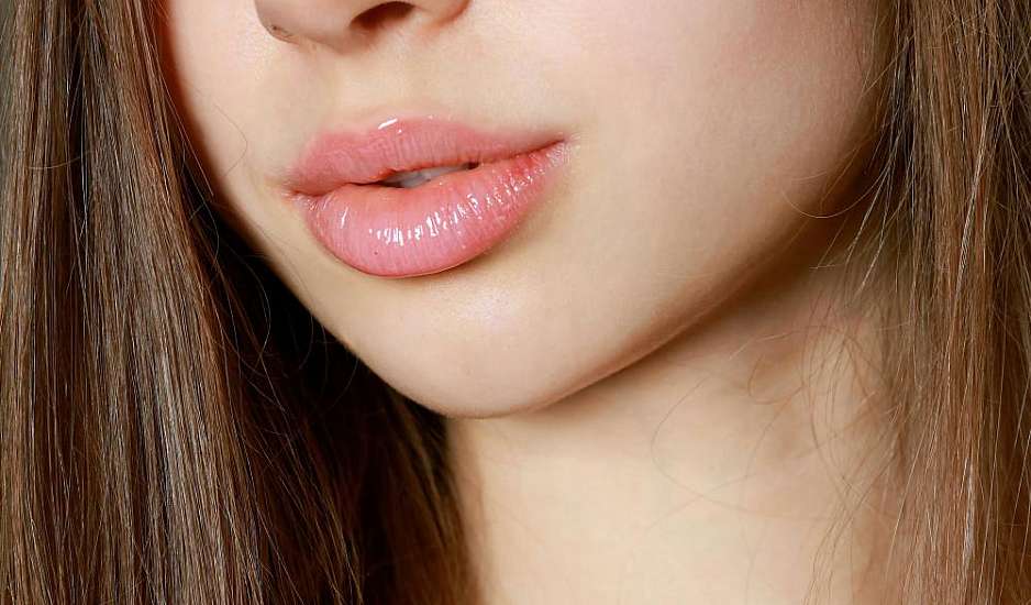 Σκασμένα χείλη; 4 tips που θα σε σώσουν από το τσουχτερό κρύο