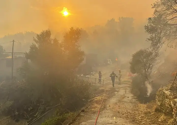 Δεύτερη νύχτα αγωνίας στο νότιο Ρέθυμνο: Διαδοχικές εκκενώσεις οικισμών λόγω της φωτιάς – «Όλοι δίνουν μεγάλη μάχη»