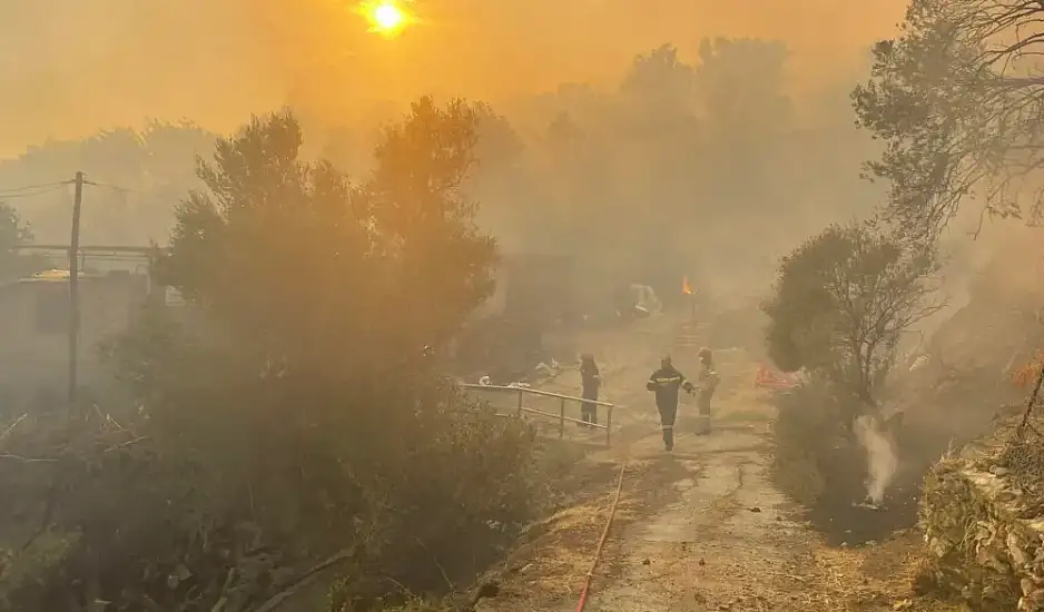 Δεύτερη νύχτα αγωνίας στο νότιο Ρέθυμνο: Διαδοχικές εκκενώσεις οικισμών λόγω της φωτιάς – «Όλοι δίνουν μεγάλη μάχη»