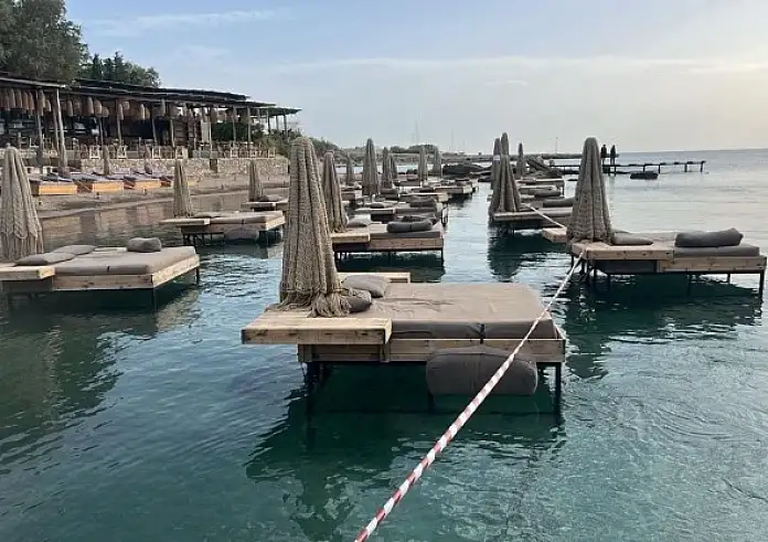 Ρόδος: Σφραγίστηκε το beach bar με τις ξαπλώστρες στη θάλασσα