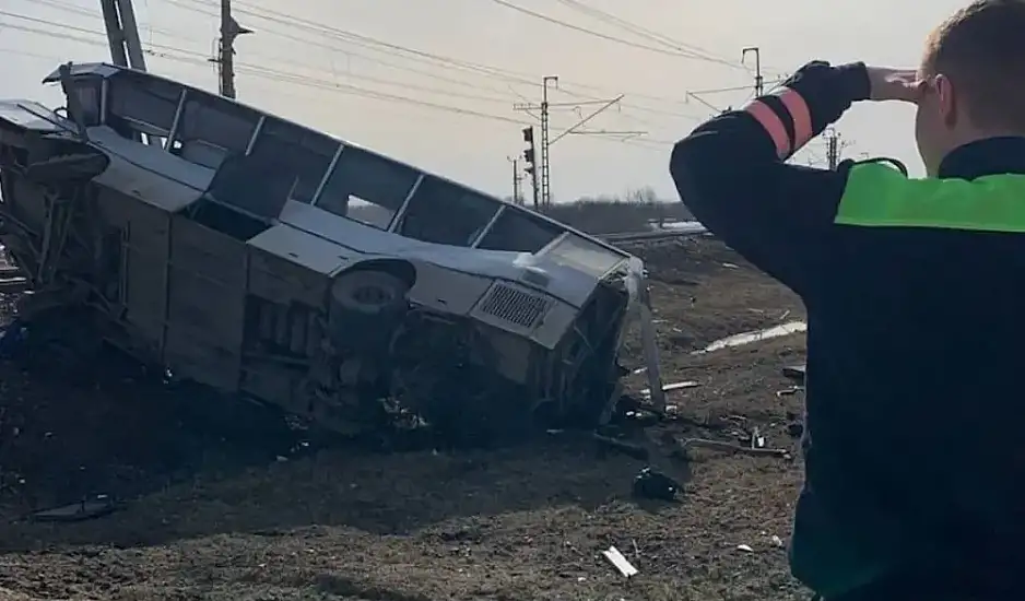 Τραγωδία στη Ρωσία: Σύγκρουση επιβατικής αμαξοστοιχίας με λεωφορείο – 8 νεκροί