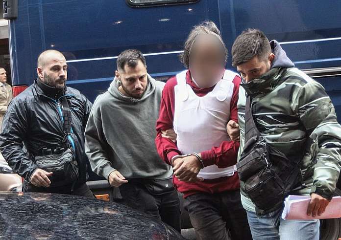 Σαλαμίνα: Σήμερα η απολογία του 71χρονου για τη δολοφονία της συντρόφου του – Το τελευταίο «αντίο» στη 43χρονη