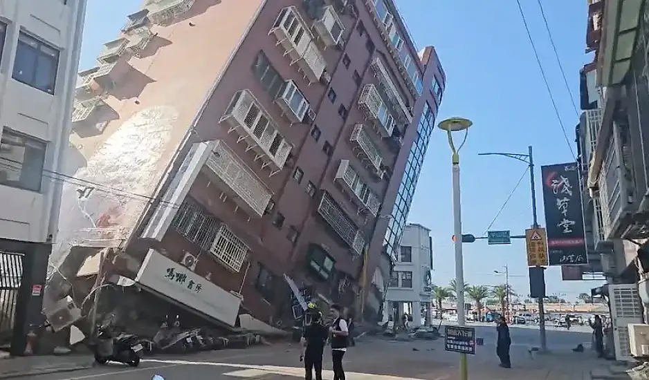 Τα τρομακτικά δευτερόλεπτα που ο σεισμός 7,5 Ρίχτερ χτυπά την Ταϊβάν – Κτίρια έγειραν ή κατέρρευσαν