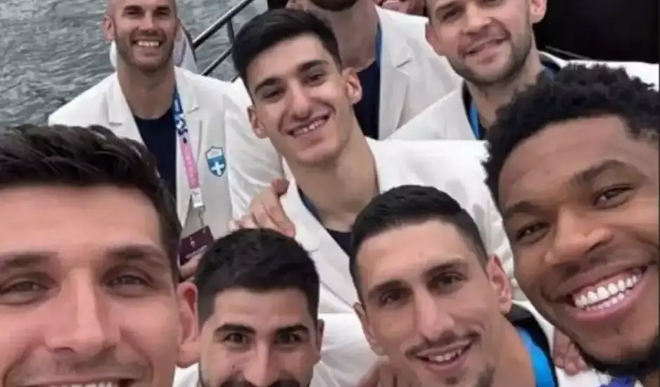 Η επική selfie των Ελλήνων διεθνών στο πλοίο στην τελετή έναρξης των Ολυμπιακών Αγώνων 2024