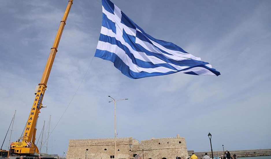 Ηράκλειο: Σημαία 1,5 στρέμμα υψώθηκε στο λιμάνι του Ηρακλείου (Βιντεο)
