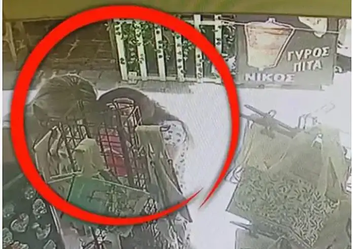 Τροχαίο στην Σκιάθο: Η στιγμή που ασθενοφόρο παρασύρει δύο γυναίκες – Δείτε βίντεο