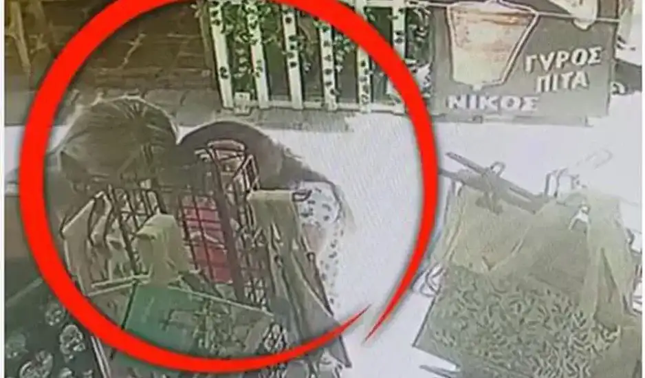 Τροχαίο στην Σκιάθο: Η στιγμή που ασθενοφόρο παρασύρει δύο γυναίκες – Δείτε βίντεο