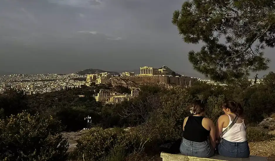 Σύννεφο σκόνης από τη Σαχάρα σκεπάζει την Ευρώπη: Ανησυχία για τα αιωρούμενα σωματίδια PM10