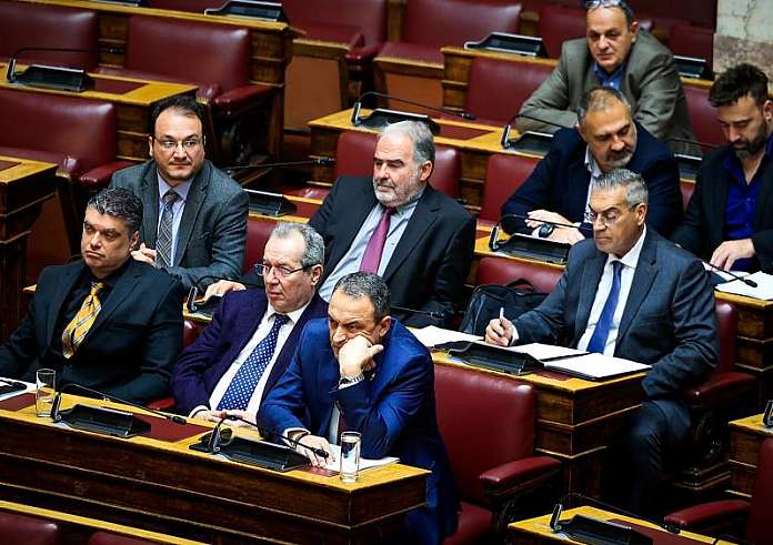 Πολιτική κόντρα για τους Σπαρτιάτες: Επίθεση κυβέρνησης-ΠΑΣΟΚ στον ΣΥΡΙΖΑ – Τι απαντά η Κουμουνδούρου