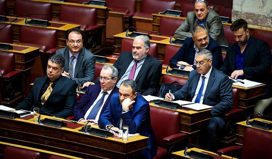 Πολιτική κόντρα για τους Σπαρτιάτες: Επίθεση κυβέρνησης-ΠΑΣΟΚ στον ΣΥΡΙΖΑ – Τι απαντά η Κουμουνδούρου