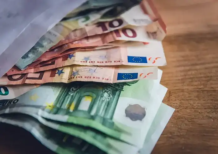 Διήμερο πληρωμών συντάξεων και επιδομάτων – Πότε μπαίνουν στους τραπεζικούς λογαριασμούς των δικαιούχων τα ποσά