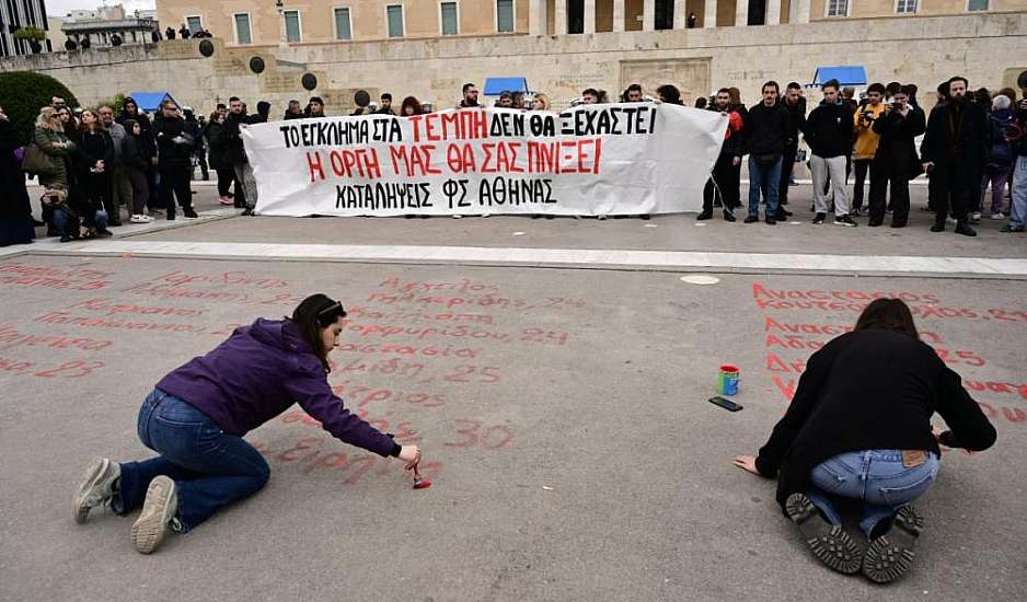 Τέμπη: Έσπευσαν να σβήσουν τα ονόματα των θυμάτων από τον Άγνωστο Στρατιώτη – Η απάντηση του Δήμου Αθηναίων