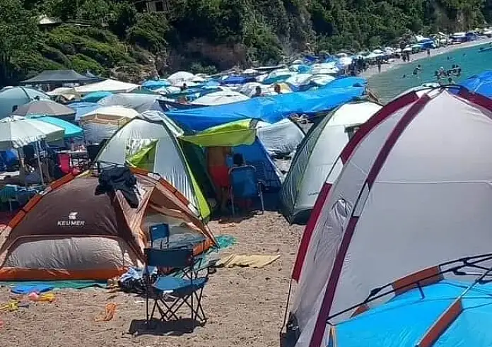 Θαψά Ευβοίας: Πώς η απάτητη παραλία βούλιαξε από σκηνές