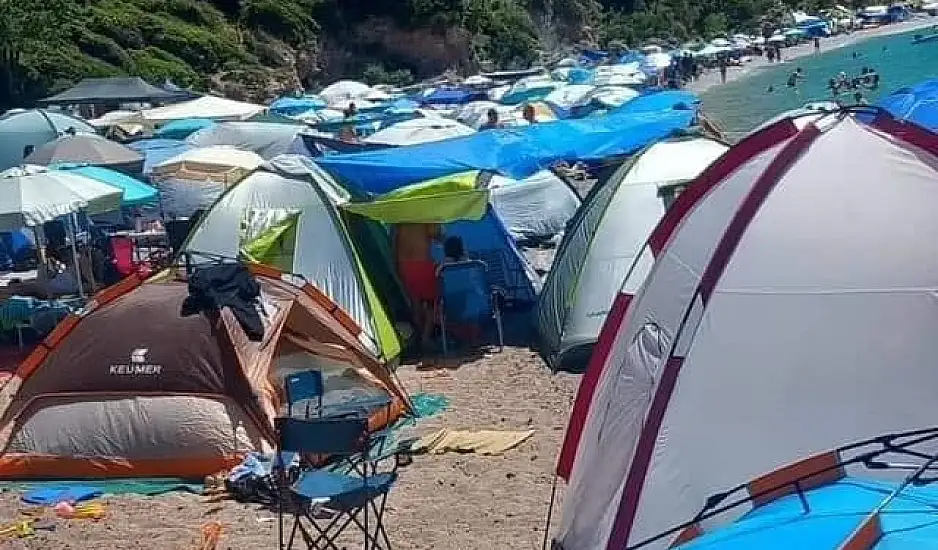 Θαψά Ευβοίας: Πώς η απάτητη παραλία βούλιαξε από σκηνές