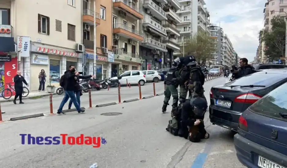Θεσσαλονίκη: Άνδρας τον ΜΑΤ χτυπά διαδηλωτή – Το φώναζαν άστον είναι παιδί και συνέχιζε απτόητος (Βίντεο)