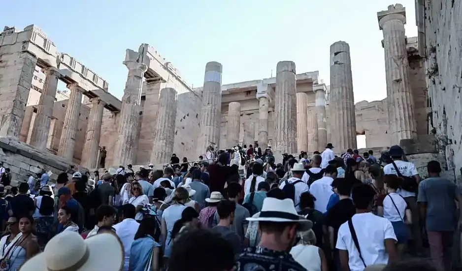 Τουρισμός: Η Ελλάδα στη πρώτη θέση της ΕΕ με την μεγαλύτερη άνοδο ταξιδιωτικών εισπράξεων α’ εξαμήνου