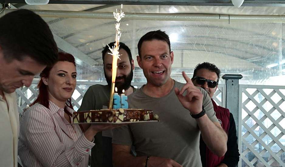 Στέφανος Κασσελάκης: Η τούρτα έκπληξη για τα γενέθλιά του είχε κεράκια με λάθος νούμερο – Συν ένα παιδιά