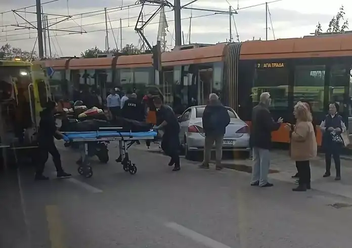 Παλαιό Φάληρο: Τραμ συγκρούστηκε με αυτοκίνητο – Ένας νεκρός