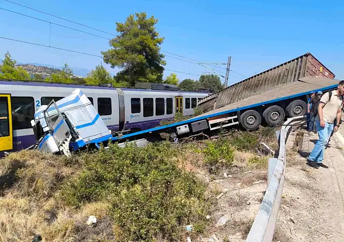 Χαλκίδα: Δύο παιδιά και ένας ενήλικας στο νοσοκομείο από τη σύγκρουση τρένου με φορτηγό