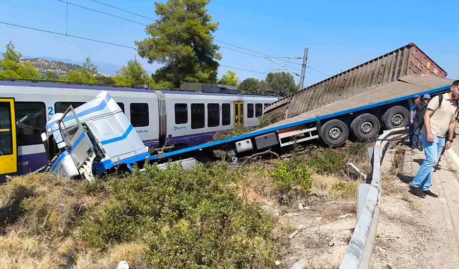 Χαλκίδα: Δύο παιδιά και ένας ενήλικας στο νοσοκομείο από τη σύγκρουση τρένου με φορτηγό