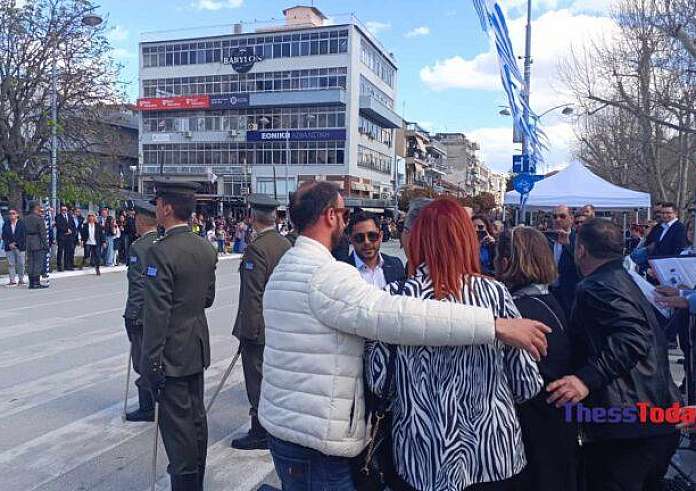 25η Μαρτίου: Ένταση με οικογένειες θυμάτων των Τεμπών με στελέχη του Στρατού στα Τρίκαλα