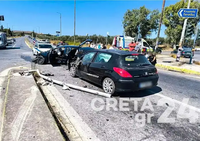 Σφοδρή σύγκρουση τριών αυτοκινήτων στο Ηράκλειο