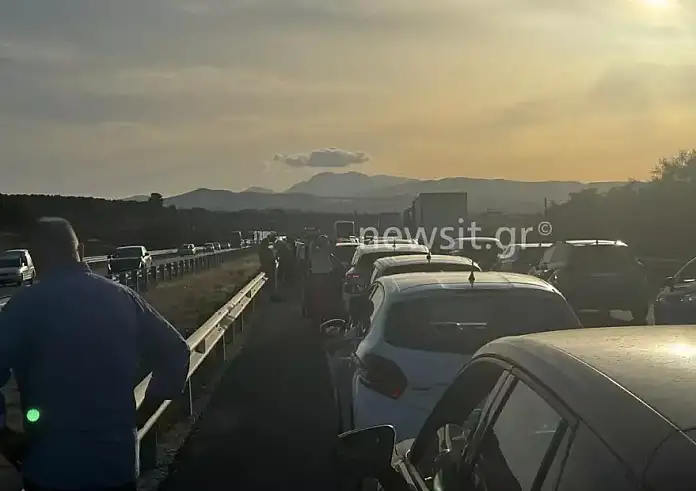 Τροχαίο στην Εθνική Οδό Κορίνθου - Πατρών: Ανατροπή φορτηγού - Ουρές χιλιομέτρων