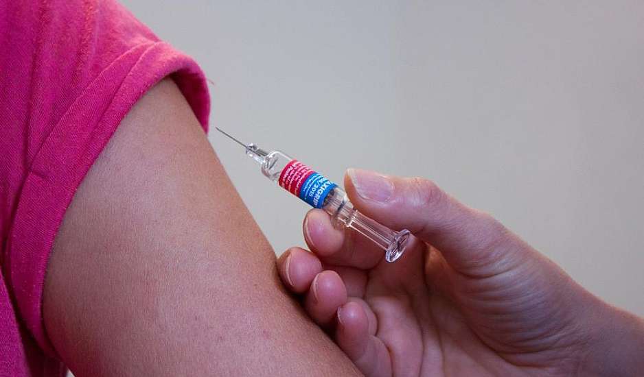 Εμβόλιο κορονοϊού: Δωρεάν στις δημόσιες δομές – Έως 5 ευρώ το κόστος για εμβολιασμό σε ιατρεία και φαρμακεία