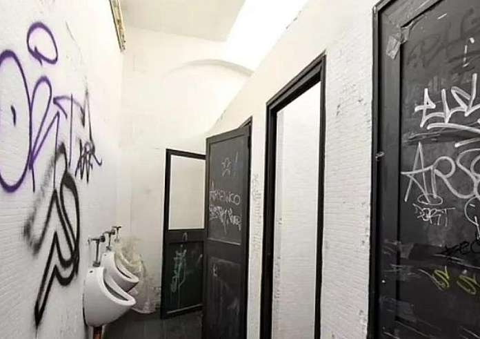 Ιταλία: Βίασαν ομαδικά 13χρονη σε τουαλέτα μπροστά στο φίλο της. Χημικό ευνουχισμό ζητά ο Σαλβίνι