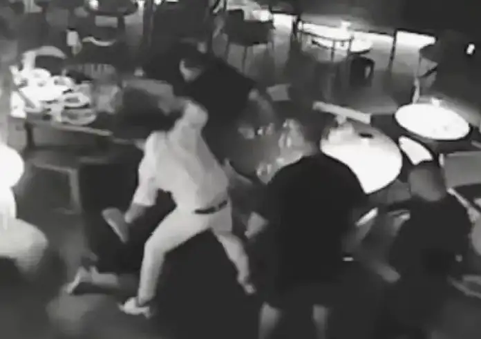 Νέο βίντεο ντοκουμέντο από τη συμπλοκή σε beach bar της Χαλκιδικής – Θαμώνες ουρλιάζουν και κρύβονται κάτω από τραπέζια